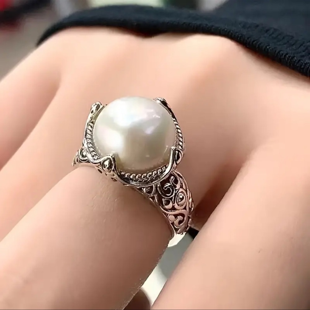 Women’s Open Ring With Hollowed -Out Pattern and Inlaid Shell Beads.